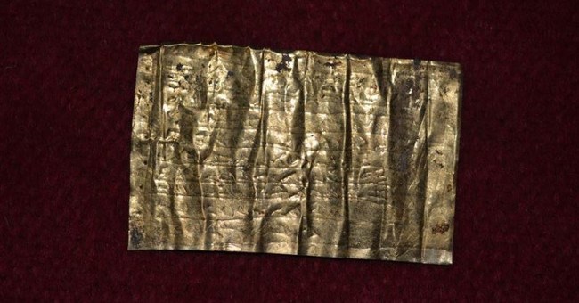 Khai quật được miếng vàng khắc câu thần chú gọi quỷ tại Serbia