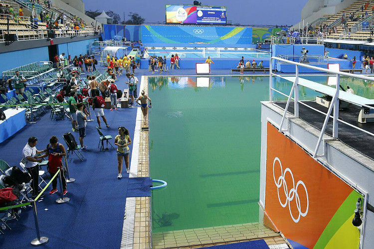 Hồ bơi Olympic vẫn xanh rì và giờ bắt đầu bốc mùi thối