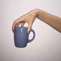 Cách cầm cốc giúp cà phê không bị đổ ra ngoài