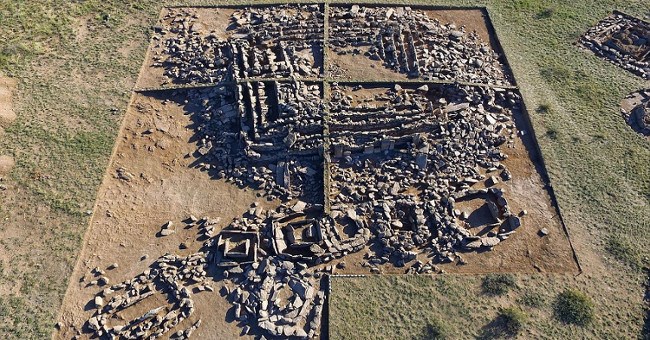 Phát hiện Kim tự tháp đầu tiên của loài người, xây trước Kim tự tháp Ai Cập 1000 năm