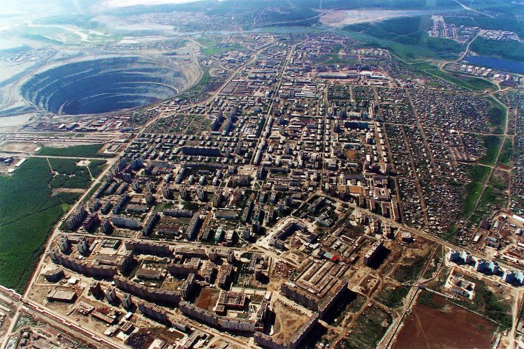 Mỏ kim cương khổng lồ có thể tạo lốc xoáy hút rơi trực thăng