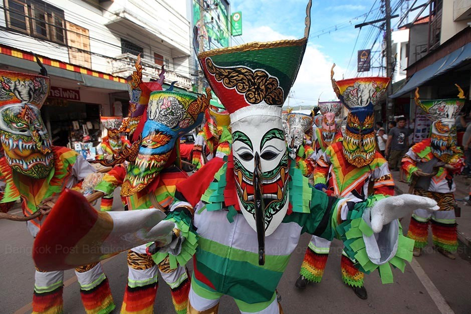 Người tham gia lễ hội thường mặc trang phục như ma quỷ và đeo mặt nạ.