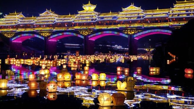 Người Trung Quốc sẽ thả đèn lồng xuống các con sông như để dẫn đường cho hồn ma trở về cõi âm.