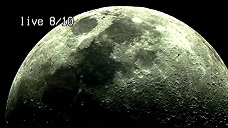 Cách di chuyển của vật thể màu đen này không giống như vệ tinh nhân tạo. (Ảnh chụp từ clip).