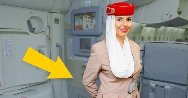 Câu chuyện đằng sau động tác tay bí ẩn của các tiếp viên hàng không