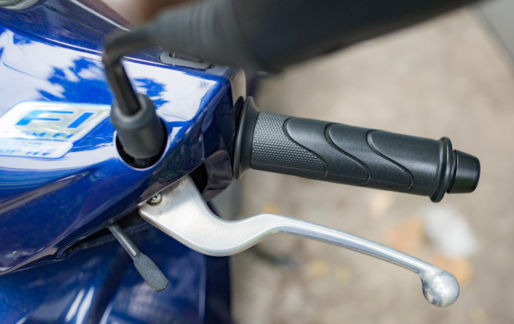 Đã khoá phanh sau. Đã khoá phanh sau.