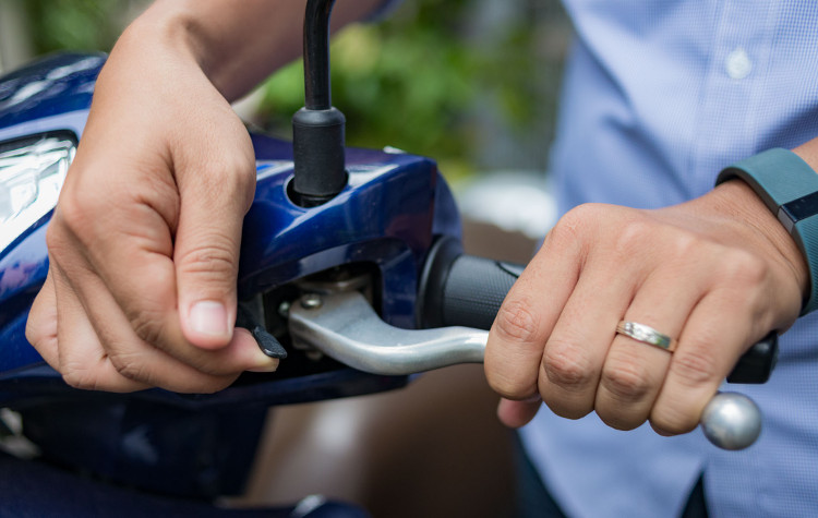 Bóp mạnh thắng và đẩy cần gạt màu đen lên phía trên. Bóp mạnh thắng và đẩy cần gạt màu đen lên phía trên.