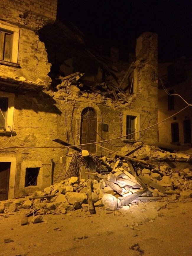Italy: Động đất 6,2 độ Richter, gần như toàn bộ thị trấn bị phá hủy hoàn toàn