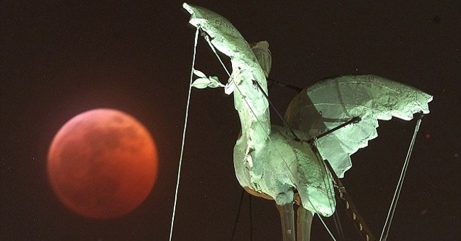 Trăng máu sắp xuất hiện, lại rộ tin đồn tận thế