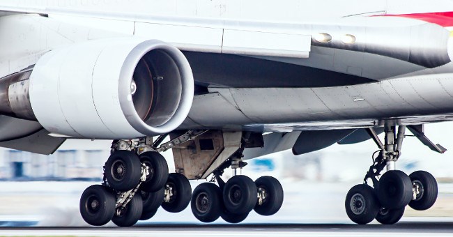Tại sao lốp máy bay không bị nổ khi hạ cánh?