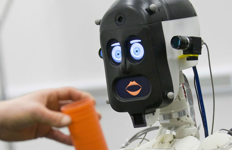 Con người phải nói dối với robot vì sợ nó buồn