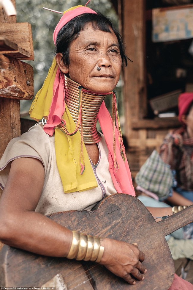 Khám phá ngôi làng có những người phụ nữ cổ dài kỳ lạ