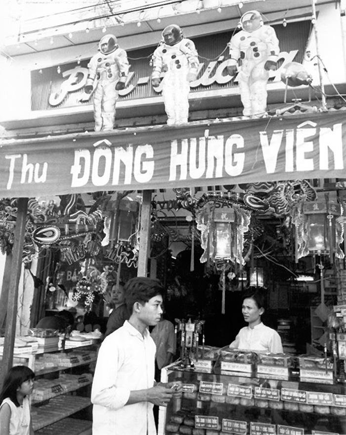 Bánh Trung Thu Đông Hưng Viên nổi tiếng Sài Gòn, ảnh chụp trước 1975.