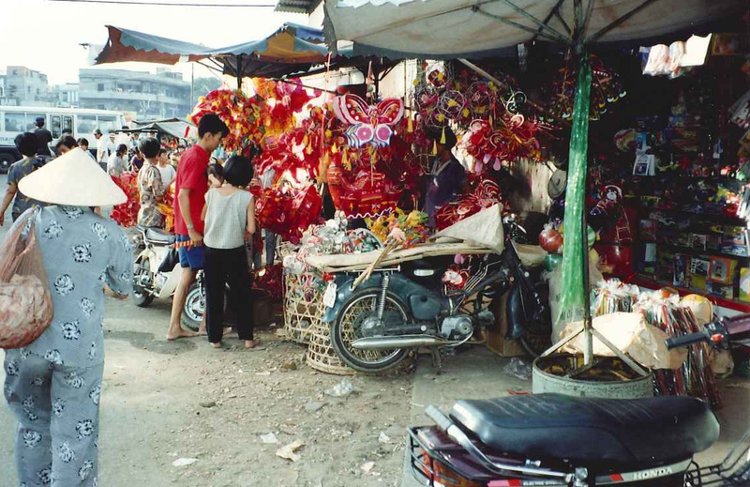 Sài Gòn mùa Trung thu xưa (thập niên 1990).
