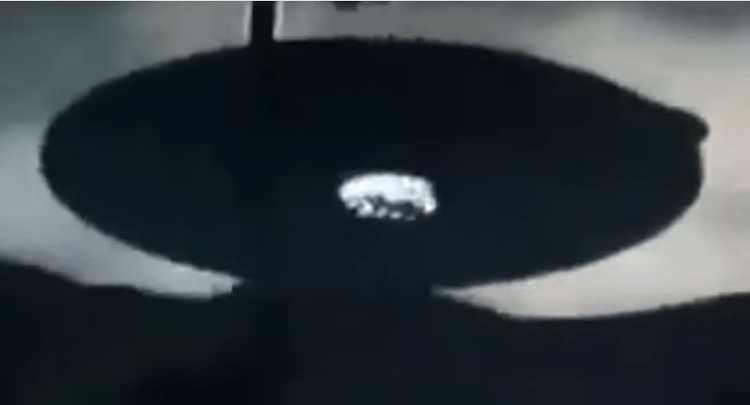 UFO khổng lồ bay trên bầu trời Malaysia khiến nhiều người hoảng sợ.