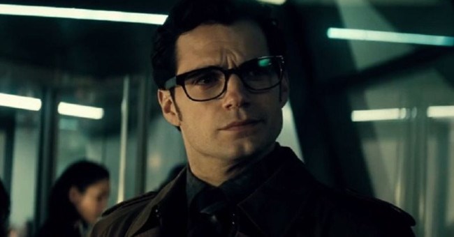 Vì sao Superman chỉ đeo mỗi cái kính vào là không ai nhận ra?