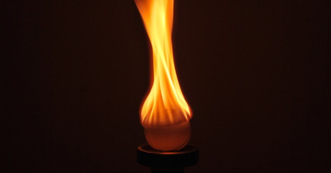 Vì sao bóng bàn rất dễ cháy?