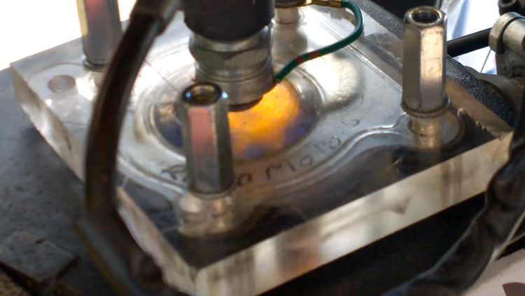 Trọng lượng của động cơ 2 thì cũng khá nhẹ nên có thể dễ dàng lắp trên khung sườn của chiếc xe đơn giản. Trọng lượng của động cơ 2 thì cũng khá nhẹ nên có thể dễ dàng lắp trên khung sườn của chiếc xe đơn giản.