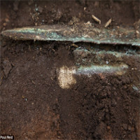 Phát hiện thanh gươm chuôi vàng 4.000 tuổi ở Scotland
