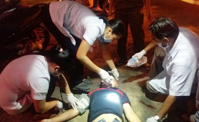 Nhân viên y tế Trung tâm cấp cứu 115 TP HCM đang sơ cứu một nạn nhân bị tai nạn giao thông.