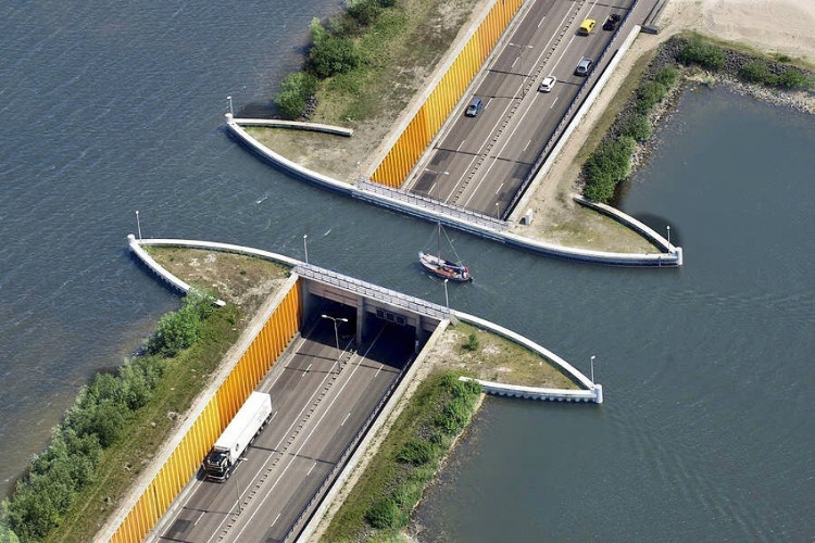 Cây cầu nước "phá vỡ mọi định luật vật lý" tại Hà Lan