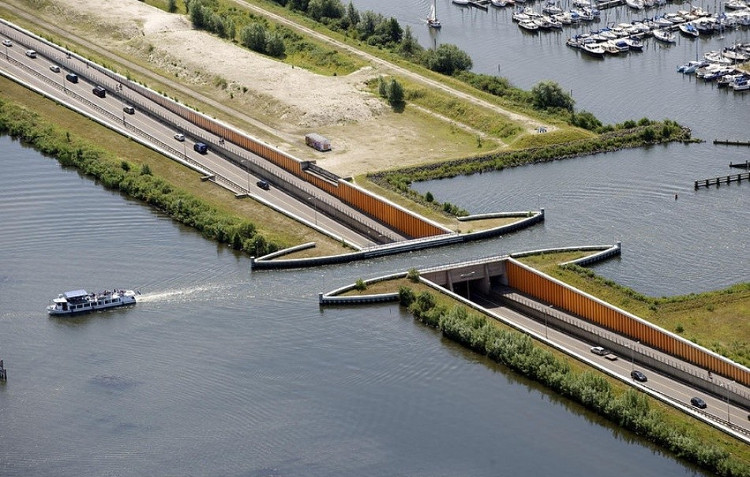Cây cầu nước "phá vỡ mọi định luật vật lý" ở Hà Lan
