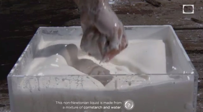 Hỗn hợp trông giống chất lỏng nhưng khi chạm vào lại cho cảm giác như là chất rắn.