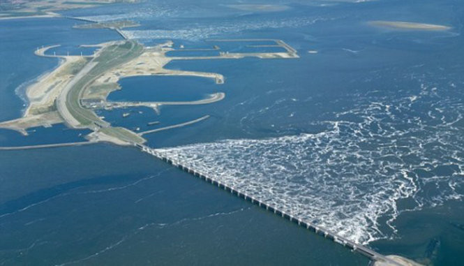 Kè chắn biển Oosterscheldekering (kè chắn bão đông Schelde) dài hơn 3km, nối liền hai đảo nhỏ tại Hà Lan