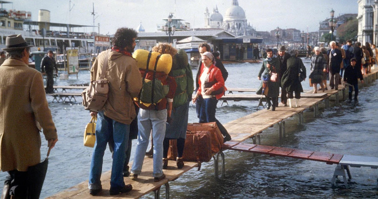 Trong quá khứ, mỗi khi có lụt, người dân Venice di chuyển khắp thành phố bằng sàn đi di động