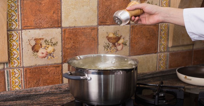 Muối có thực sự làm cho nước sôi nhanh hơn bình thường hay không?