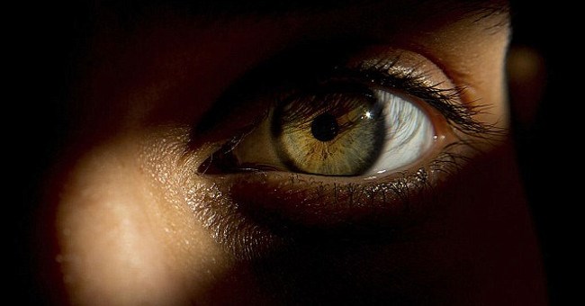 Vì sao nhiều khi ta cảm thấy có người đang nhìn trộm?