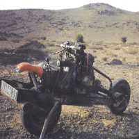 Chế tạo xe máy từ xe hơi hỏng hóc để thoát khỏi sa mạc châu Phi