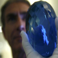 Video: Viên đá quý topaz màu xanh lớn nhất thế giới