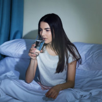 Tại sao chúng ta thường cảm thấy khát nước trước khi đi ngủ?