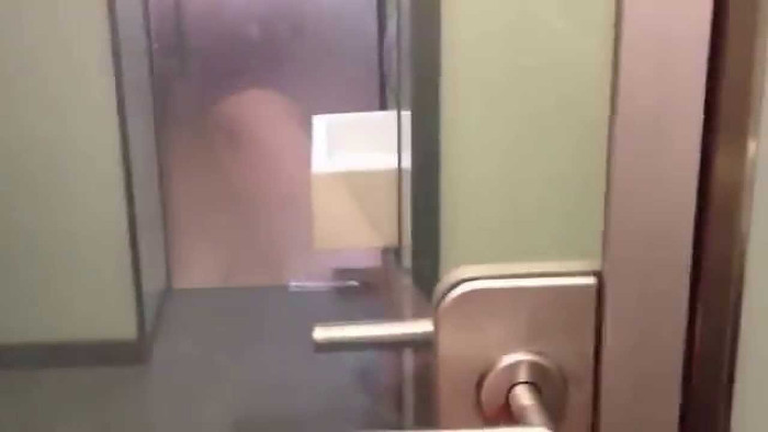 Cửa kính trở nên mờ đục khi bạn vặn khóa lại. 