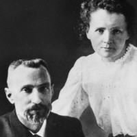 Marie Curie và gia đình đạt 5 giải Nobel