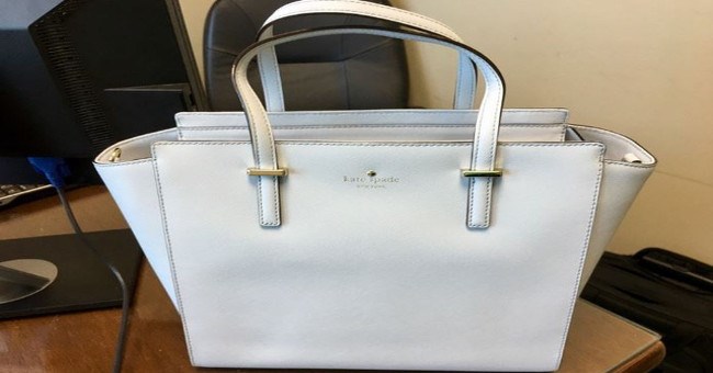 Chiếc túi này có màu trắng hay xanh?