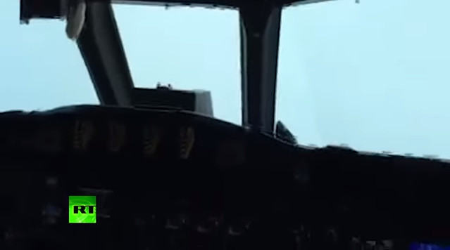 Máy bay rung lắc dữ dội khi bay qua mắt bão Matthew.