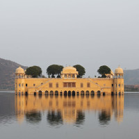 Kiến trúc độc đáo của cung điện nửa chìm nửa nổi trên mặt hồ