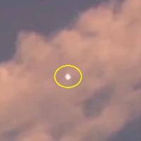Đốm sáng UFO làm tan đám mây xung quanh khi bay qua