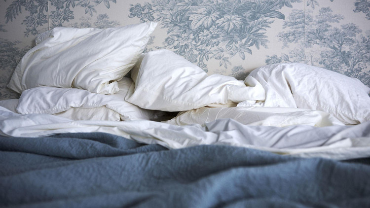 Sau khi ngủ dậy, bạn có thể để nguyên giường đó, chưa dọn vội.
