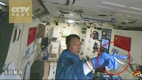 Phi hành gia Cảnh Hải Bằng đang chơi đùa với con tắm.