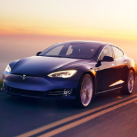 Xe Tesla tự lái đưa chủ nhân tới chỗ làm, tự tìm chỗ, tự đỗ xe gọn gàng
