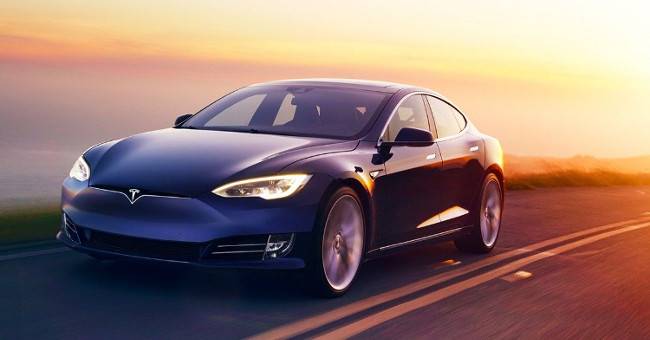 Xe Tesla tự lái đưa chủ nhân tới chỗ làm, tự tìm chỗ, tự đỗ xe gọn gàng