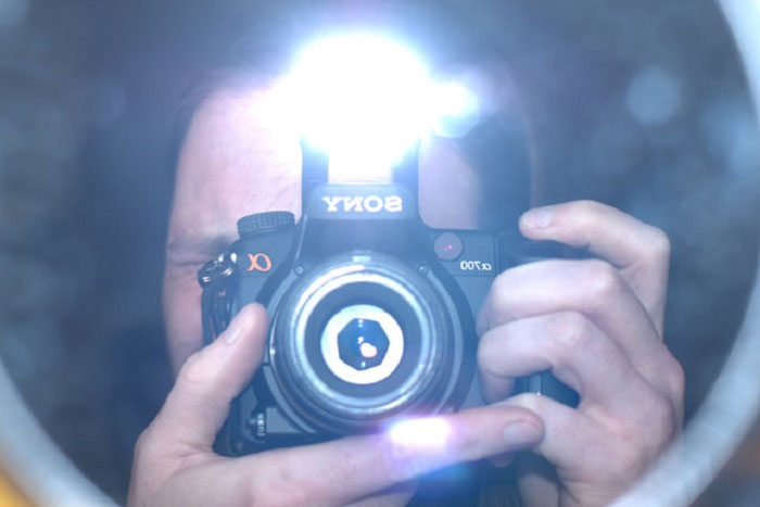 Đèn flash có thể gây mù mắt trẻ sơ sinh hay không?