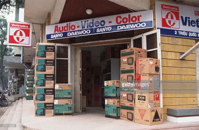 Một cửa hàng bán đồ điện tử tại ngã ba Triệu Quốc Đạt - Hai Bà Trưng.