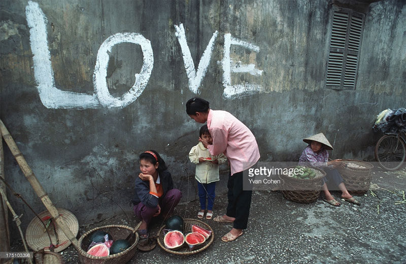 Bức tường có chữ "Love" trong một con ngõ. 