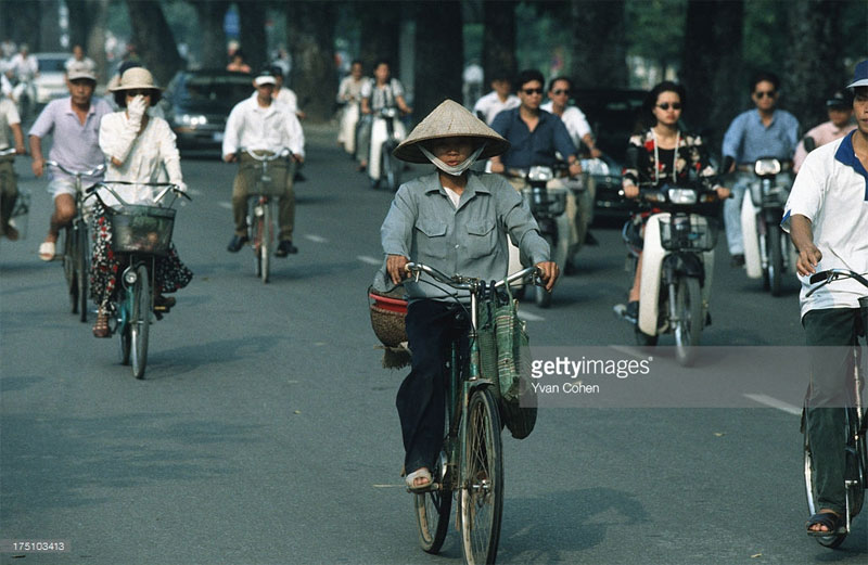 Xe đạp và xe máy cùng nhau trên đường.