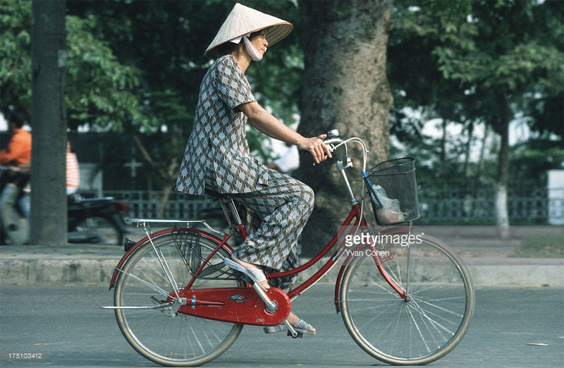 Một người phụ nữ trên chiếc xe đạp mini Nhật.