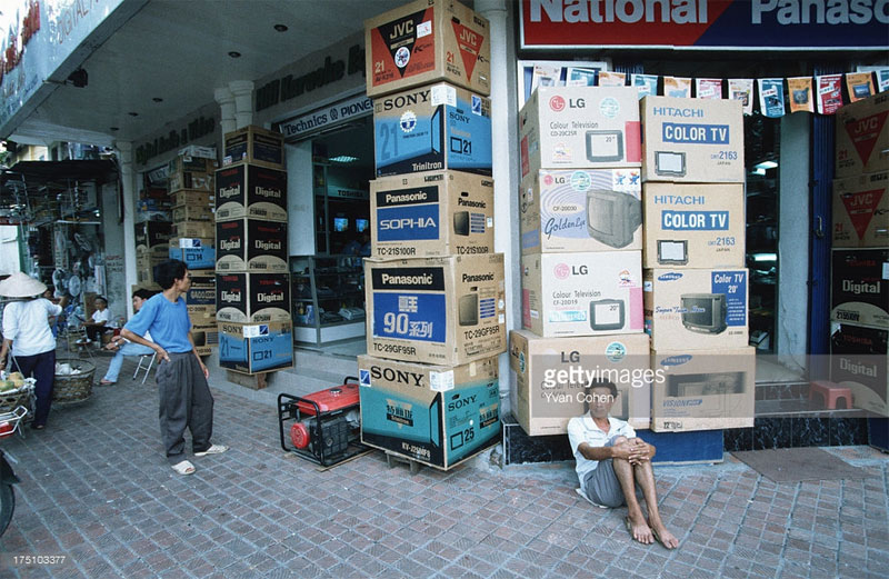 Đến năm 1996, các thiết bị giải trí gia đình như ti vi, đầu video, dàn máy nghe nhạc... đã trở nên phổ biến ở Hà Nội.